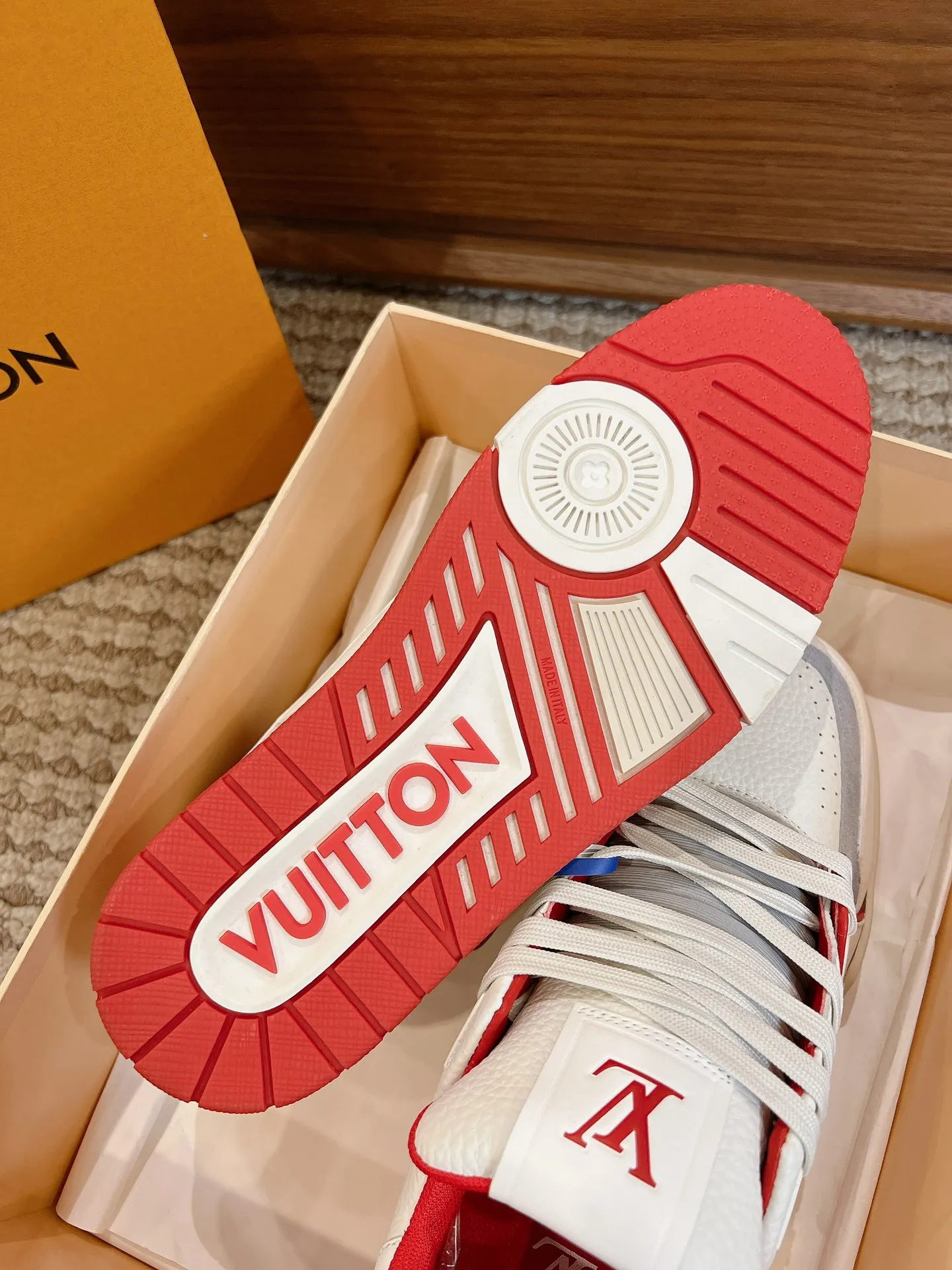 👟👟Ex-factory price 840👟👟 Dongguan high-end supply top version LV-Louis Vuitton 2022 catwalk new style, original 1:1 developed replica! ! It is very comfortable to wear on the foot. It is made of fine workmanship. The upper is spliced ​​with calfskin imported from Italy. The side is decorated with the brand's LOGO and signature. The cowhide foot pads are lined with mesh, making the foot feel super comfortable. The original two-color TPU combination outsole is specially provided by the original factory. Packing process: Goodyear stitching and overlocking Size: 35-44 standard size